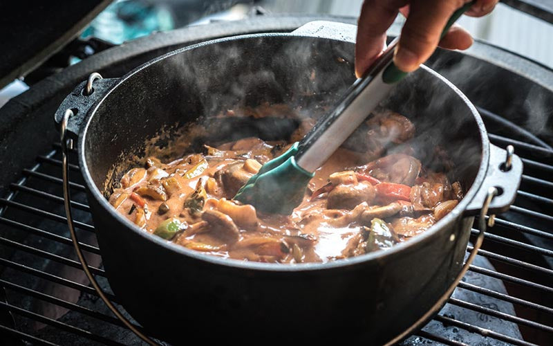 gegrilde kalfsschnitzel met stroganoffsaus