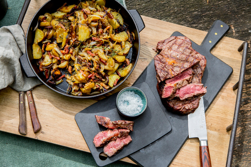 Recept: Ribeye steak met gebakken aardappelen met spek en ui