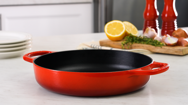 Le Creuset Signature Hapjespan met 2 grepen 28 cm - Kersenrood